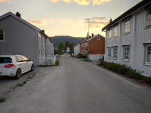 En gate med hus på begge sider.